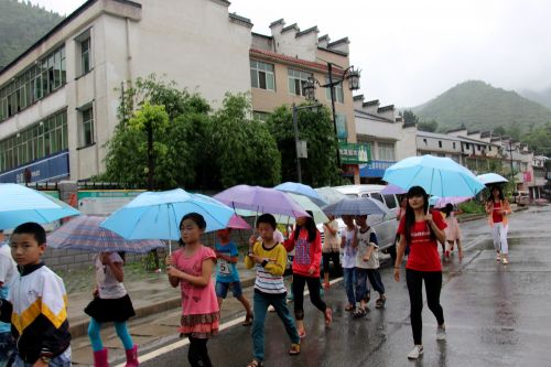 队员护送学生回家