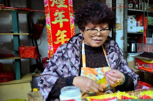 相对于北方的剪窗花等活动,闽南地区仍保留着手工制作祭祀用的象征物的习俗。 (1)