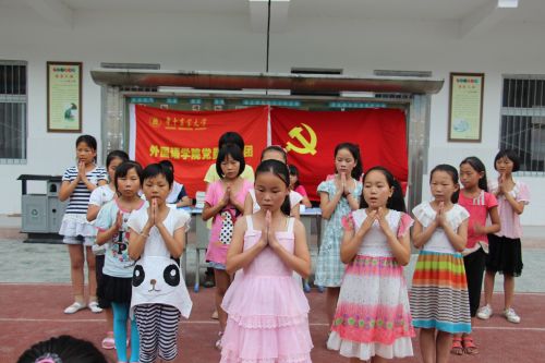 学生表演感恩的心