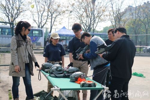 游戏还没开始前,几位同学来到装备放置点熟系装备