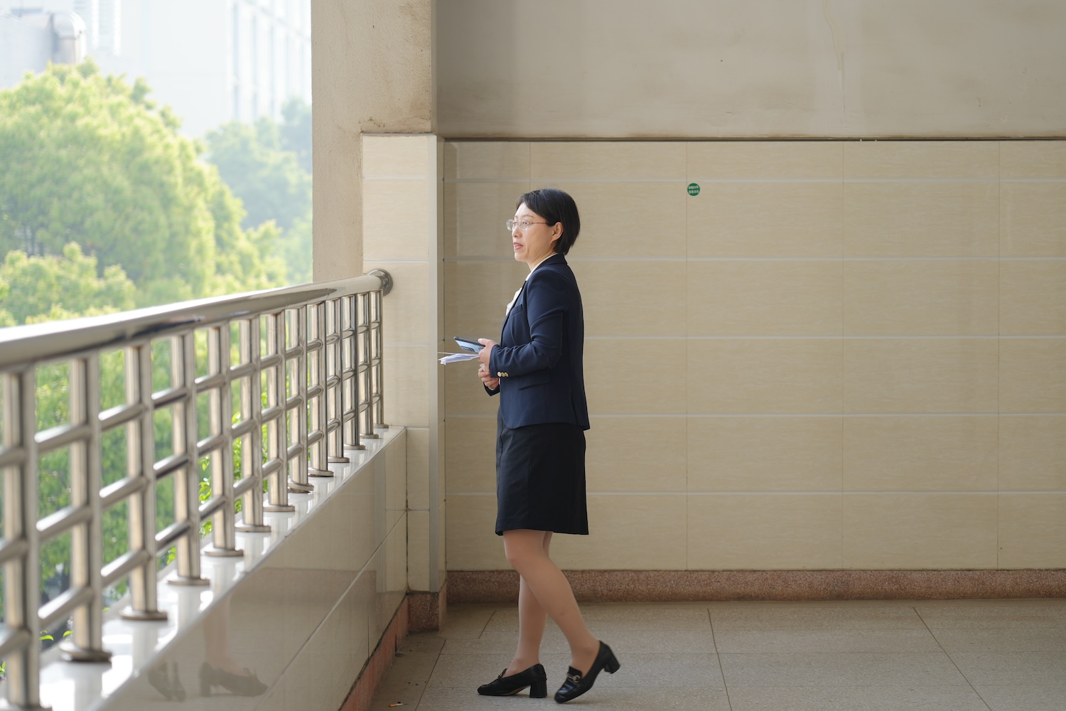 一名教师在场外紧张备赛（记者 晏华华 摄） 