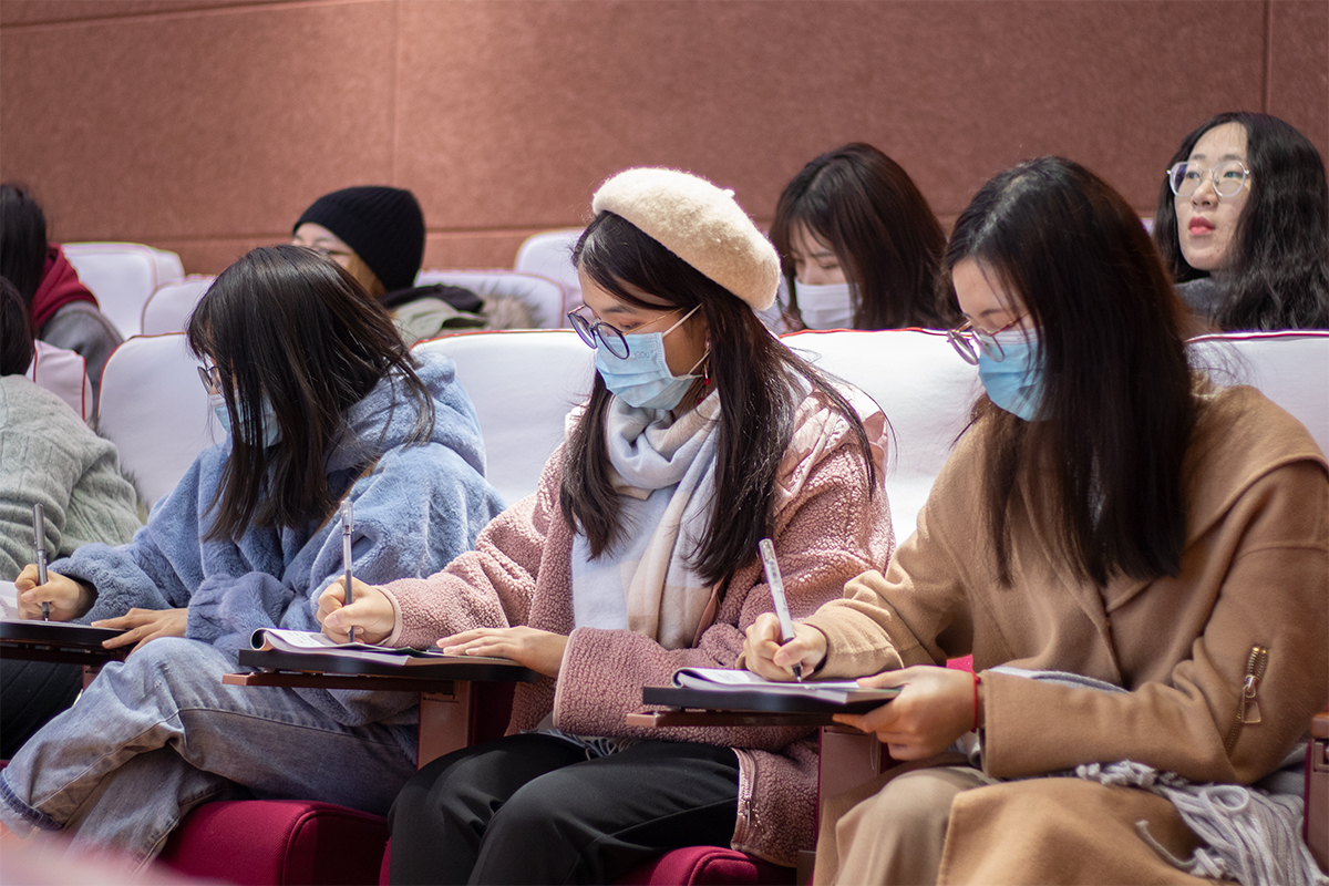 会议上听众认真记笔记(学通社记者 陆俊伊 摄)