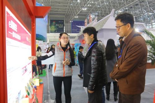 4评审专家听取“E路阳光”禁毒志愿服务项目介绍_副本