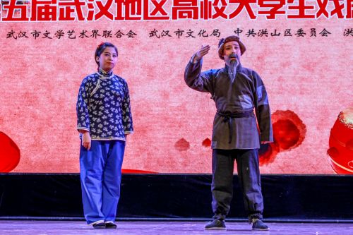 我校选手梁文文、巩玉龙表演《白毛女》 摄影 韩叙 (1)