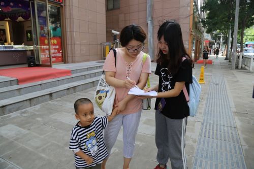 队员们街头调查(供图 陈染羲)