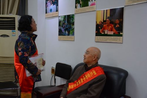 老干部参观本禹志愿服务办公室