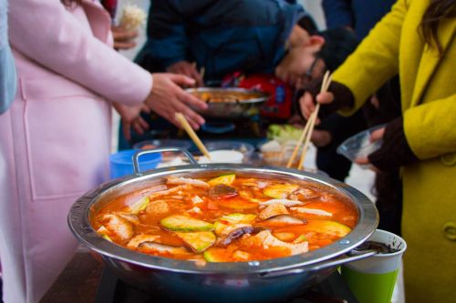 寒风中热气腾腾的部队锅