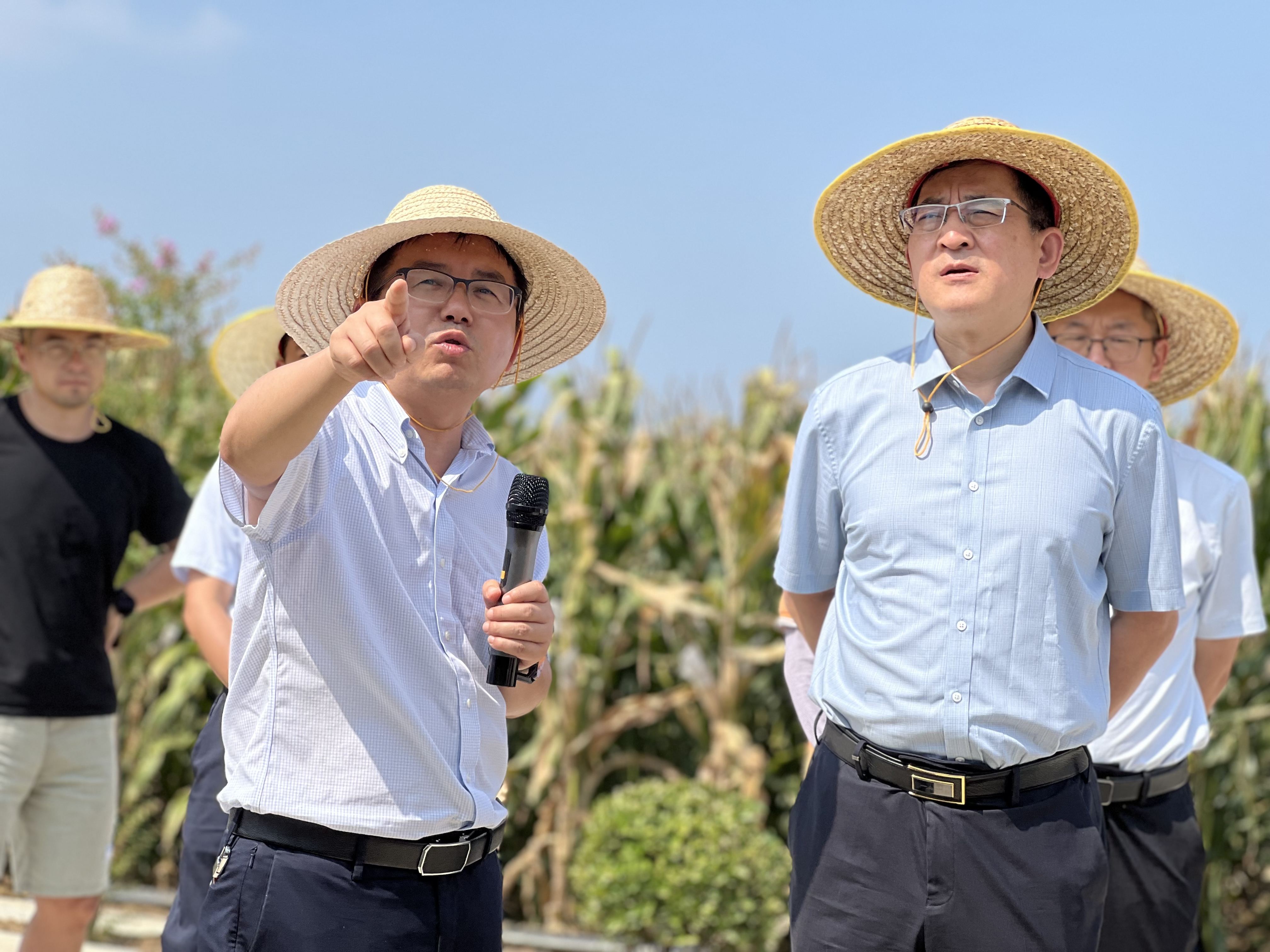严建兵教授汇报基地建设情况(杨毅 摄)