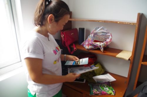 高哈尔_努尔艾肯利落的收拾东西