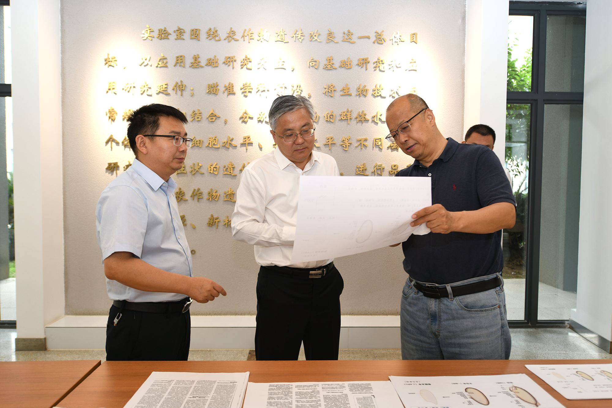 李召虎、严建兵向周洪波介绍洪山实验室有关情况(记者 刘涛 摄)