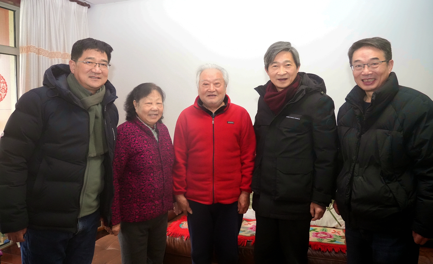 高翅看望慰问老党员史维舟同志(记者 匡敏 摄)