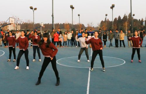 中场休息拉拉队员精彩舞蹈