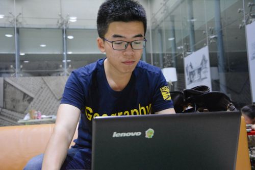 付宏博在图书馆自习