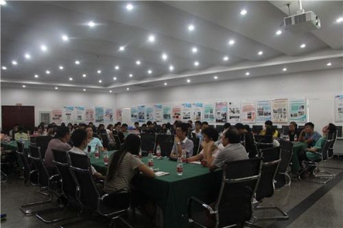 训练营成员们坐在一起交流_副本