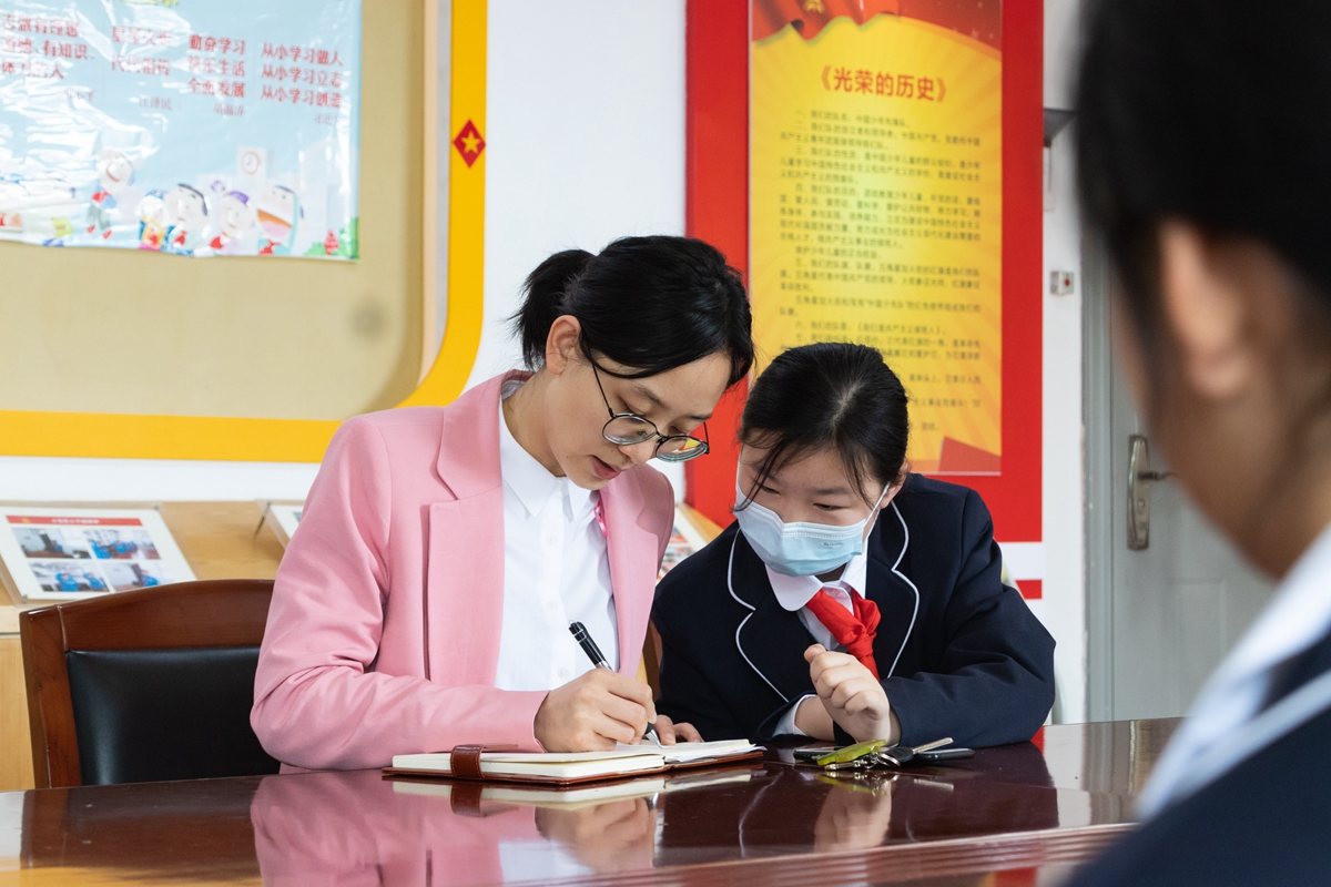 在少先队干部大会上，张志燕老师与学生干部交流（学通社记者 周丹丹 摄）