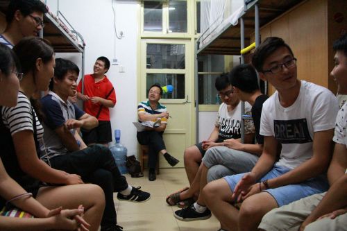 王运老师与学生们畅聊暑期见闻