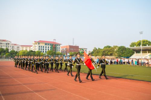 国旗护卫队迈着整齐的步伐入场升旗