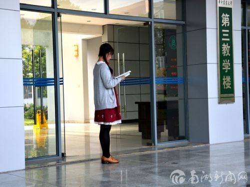 2.三教从来都是晨读的好地方不是么?没有喧闹,只有满溢的阳光,秉书而读,时光就这样静静地流淌