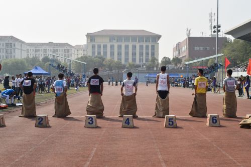 8.袋鼠跳运动员们准备就绪