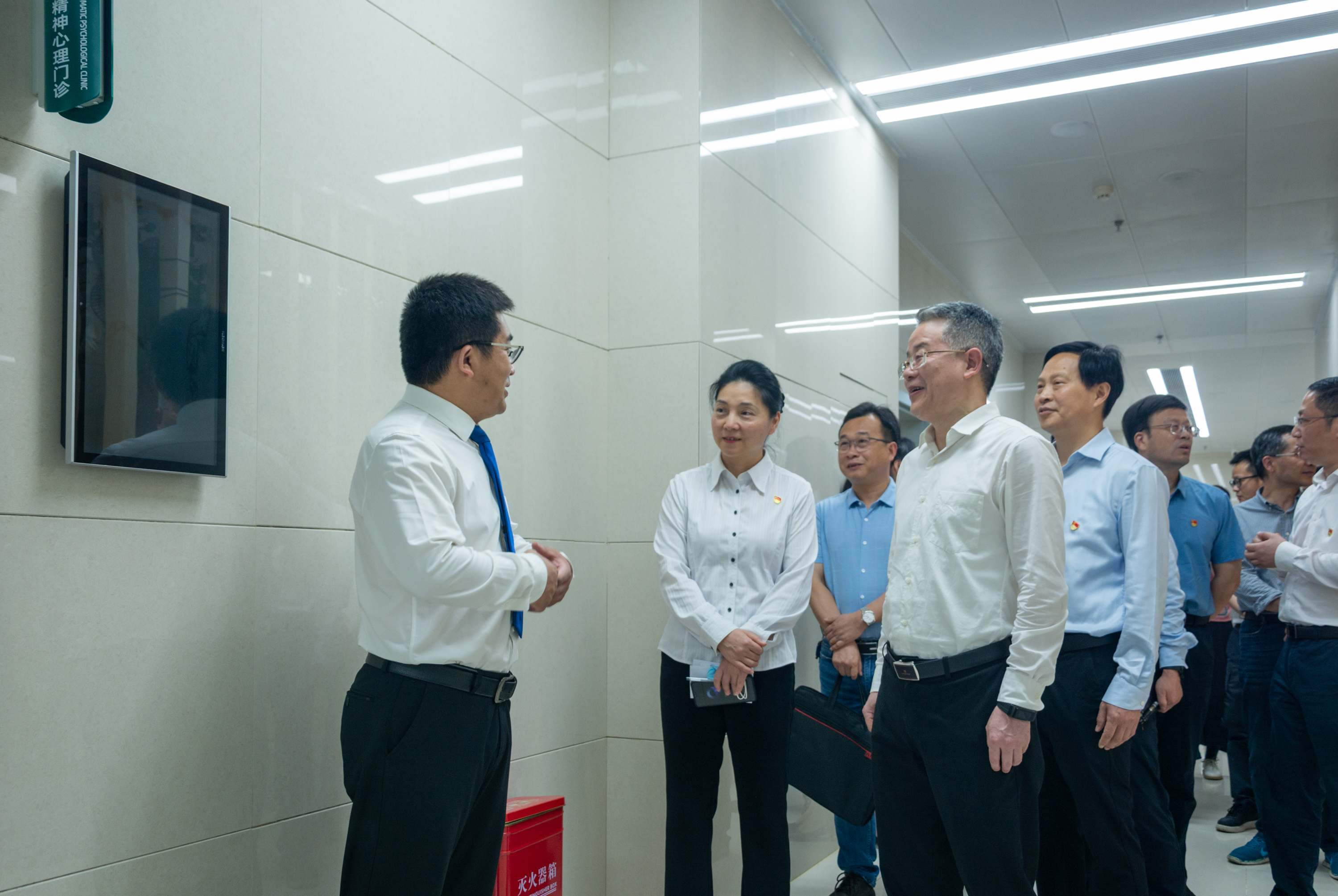 武汉市武昌医院临床心理科党支部书记姜振东 介绍心理大楼情况(王凌云 摄)