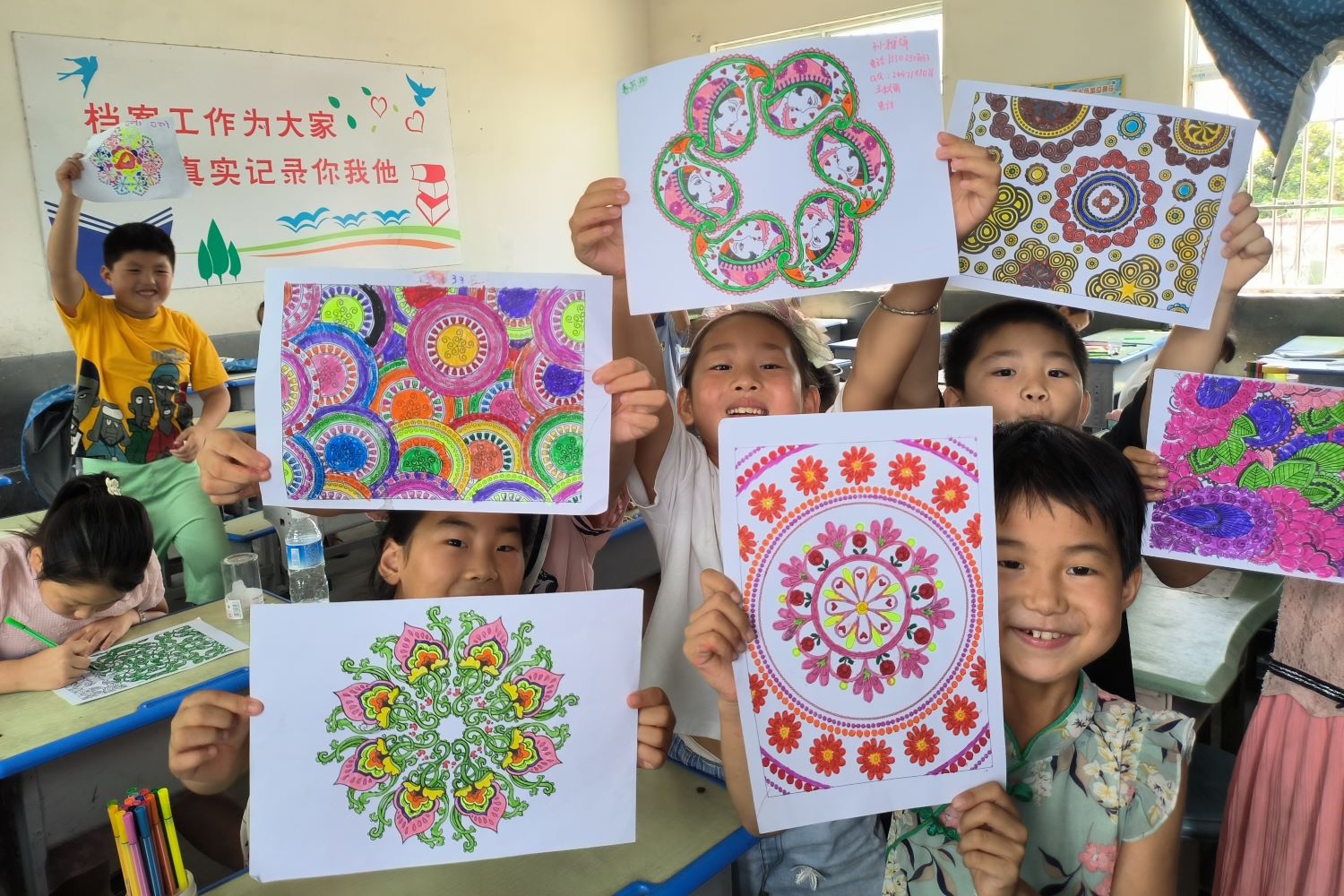 学生展示曼陀罗涂鸦作品(王秋雨 摄)