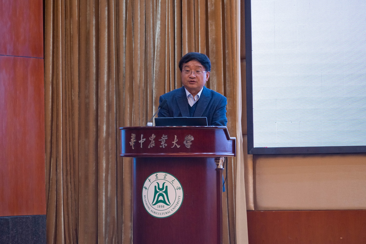 中国农业科学院万建民院士主旨演讲(学通社记者 张湛琦 摄)