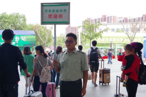 迎新人员在出站口前为学生指引方向