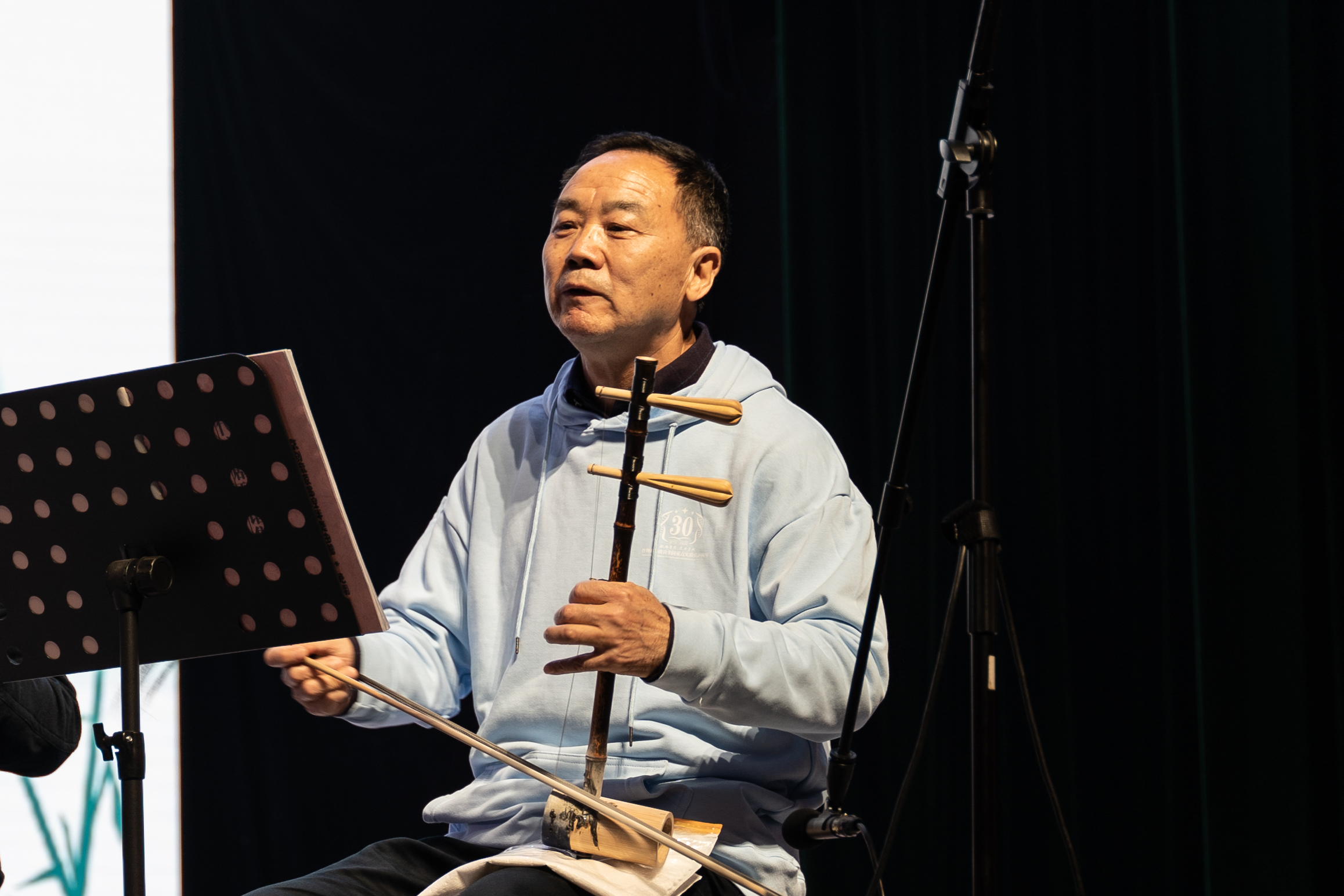 张启发院士演奏京胡(学通社记者 杨宇婧 摄)