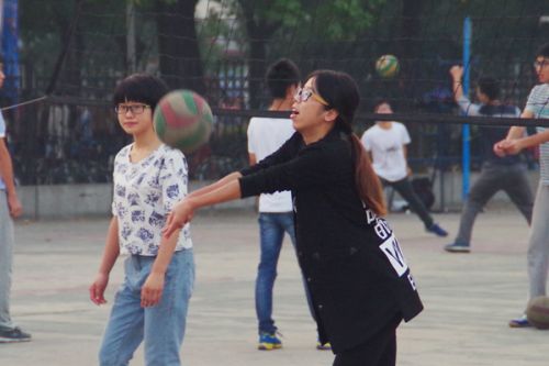 沉浸在体育锻炼中的学子