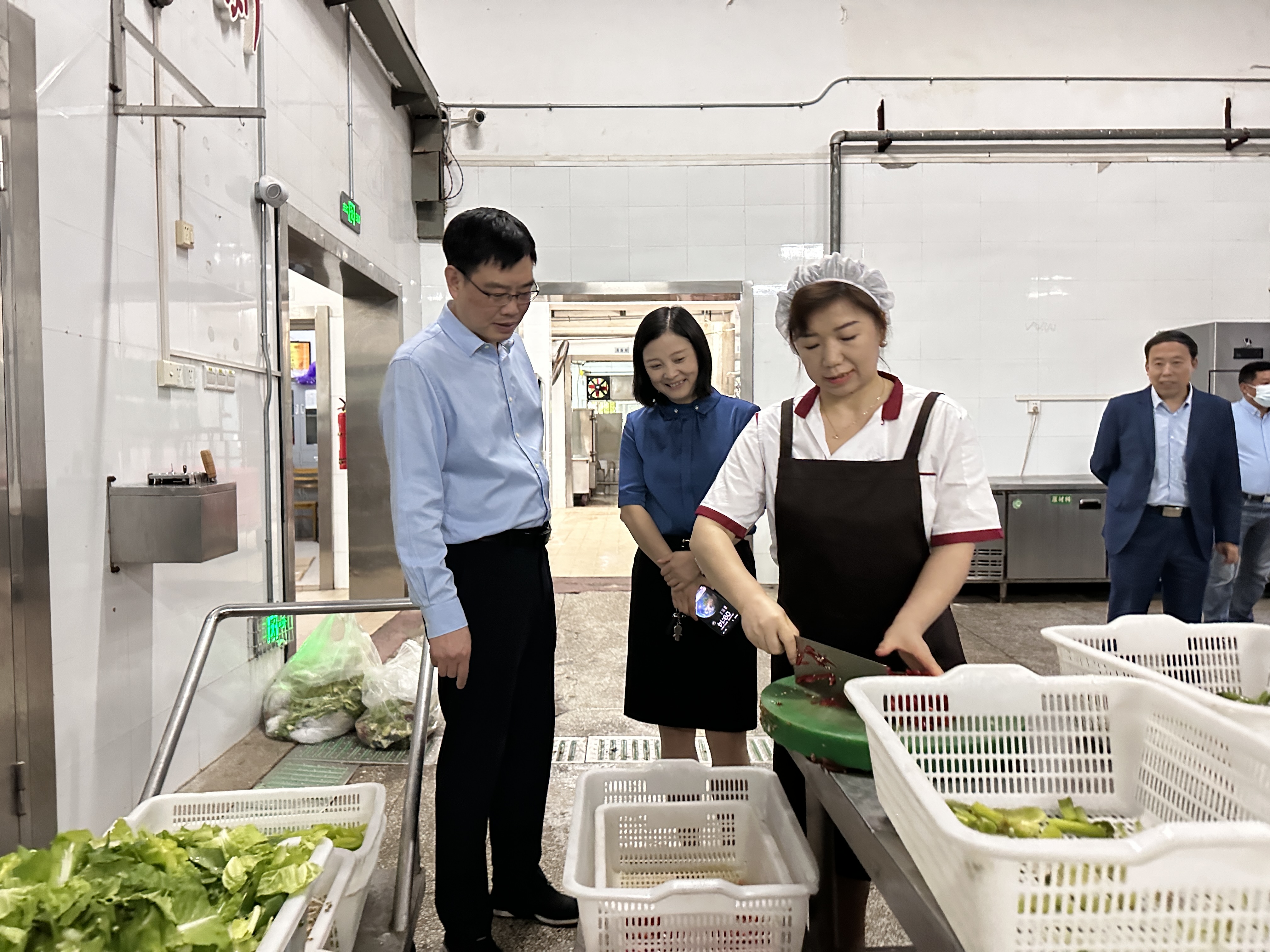 检查食堂安全运行情况