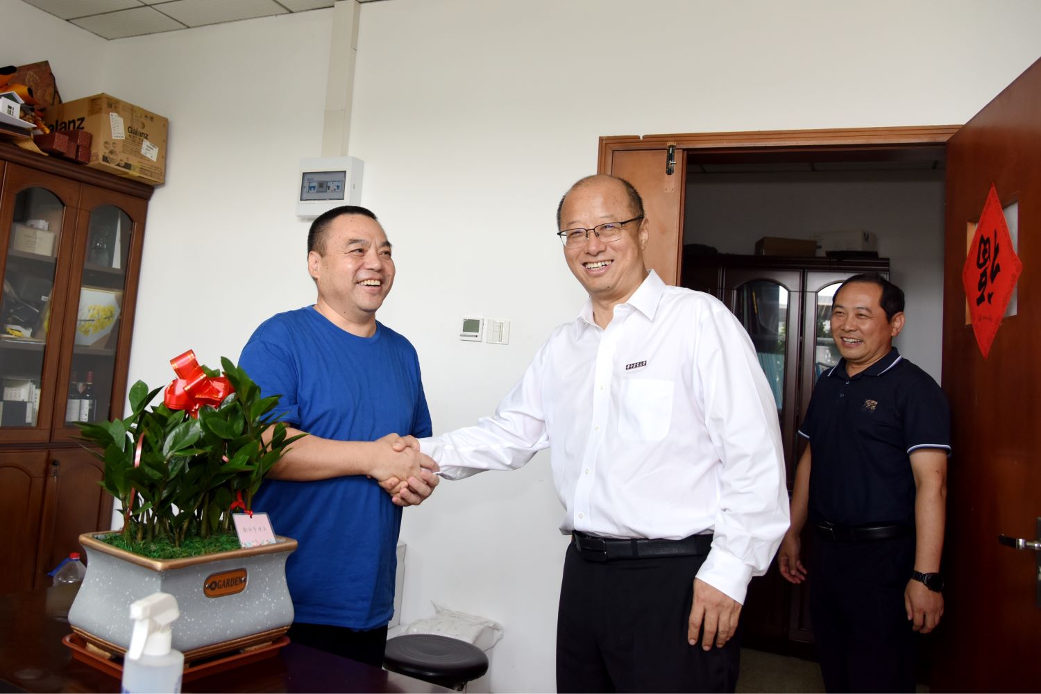 校长李召虎看望姜道宏教授(记者 蒋朝常)