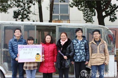 从校门口到大学生活动中心，无数个来来回回，只为方便每一个华农人，工作室成员为校车阿姨点赞祝福