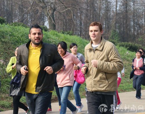 两位留学生对环校跑充满了热情，共同奔跑