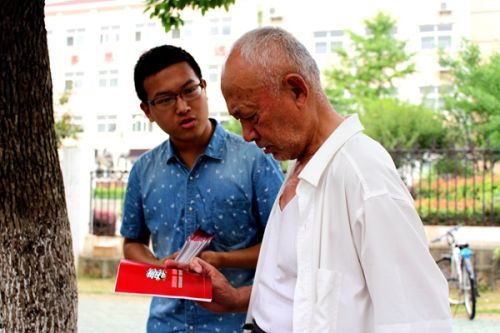 志愿者们为家长们发放家庭禁毒手册