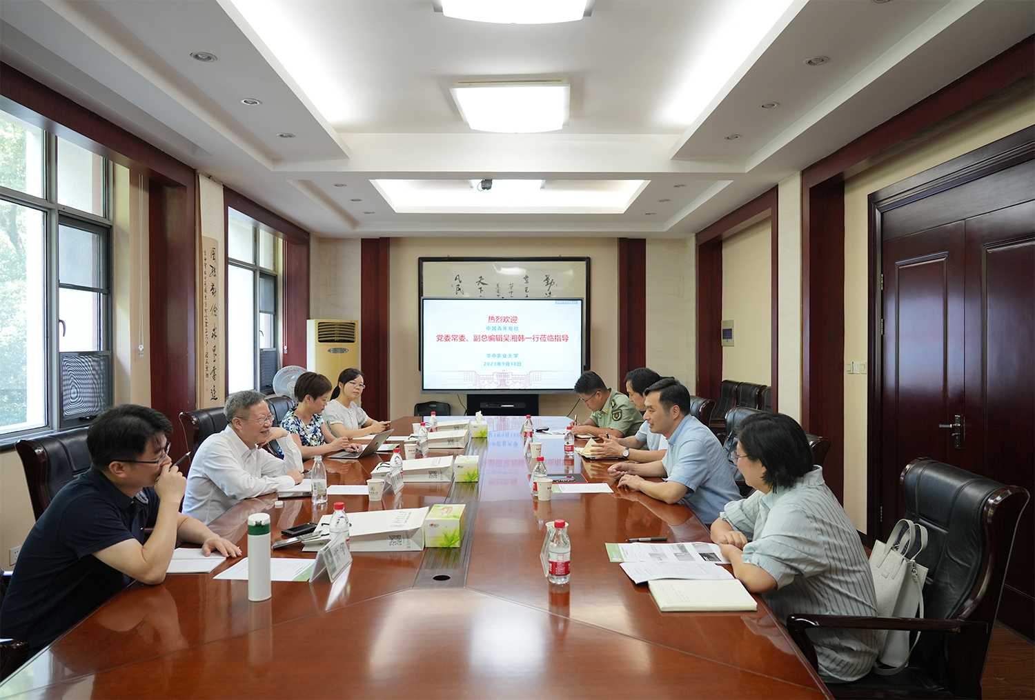 吴湘韩一行听取校园文化建设工作和志愿服务工作专题介绍