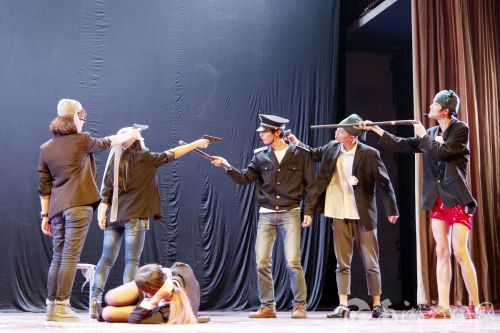 20歹徒突然涌入银行,劫持了众多人质。