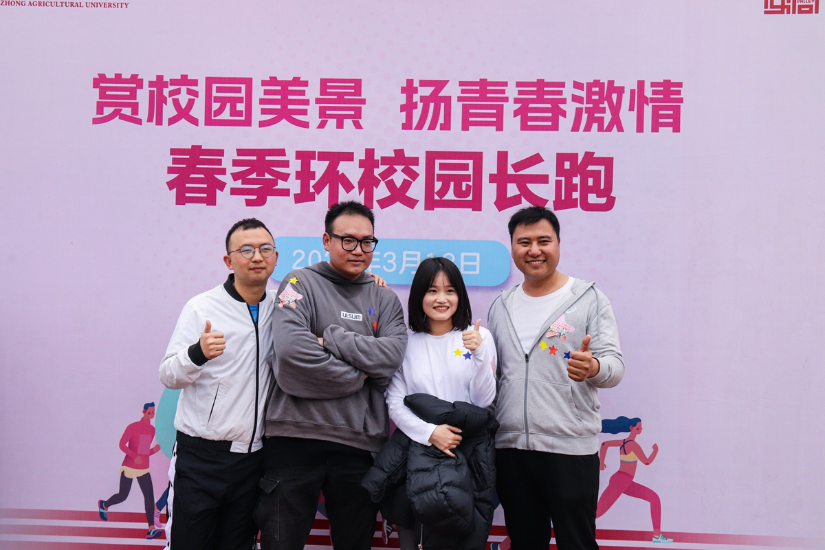 19 合影留念(学通社记者 程希怡 摄)