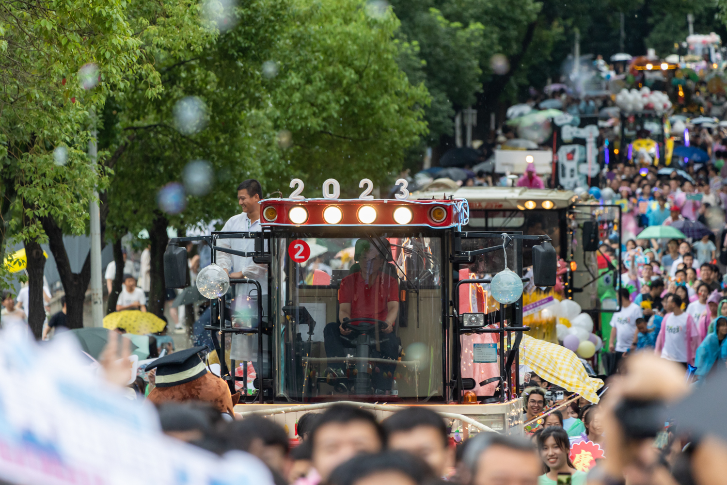 钢铁长龙（学通社记者 周全 摄）