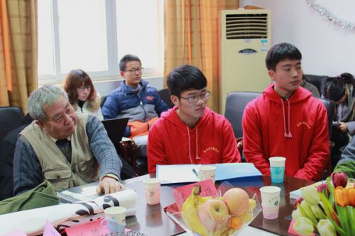 老师及志愿者认真聆听