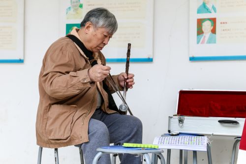 退休老教师正在演奏