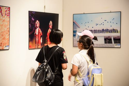 转角处有三位女生对照片议论纷纷