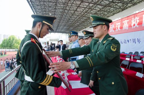 领导为我校国旗护卫队颁奖 吕岩