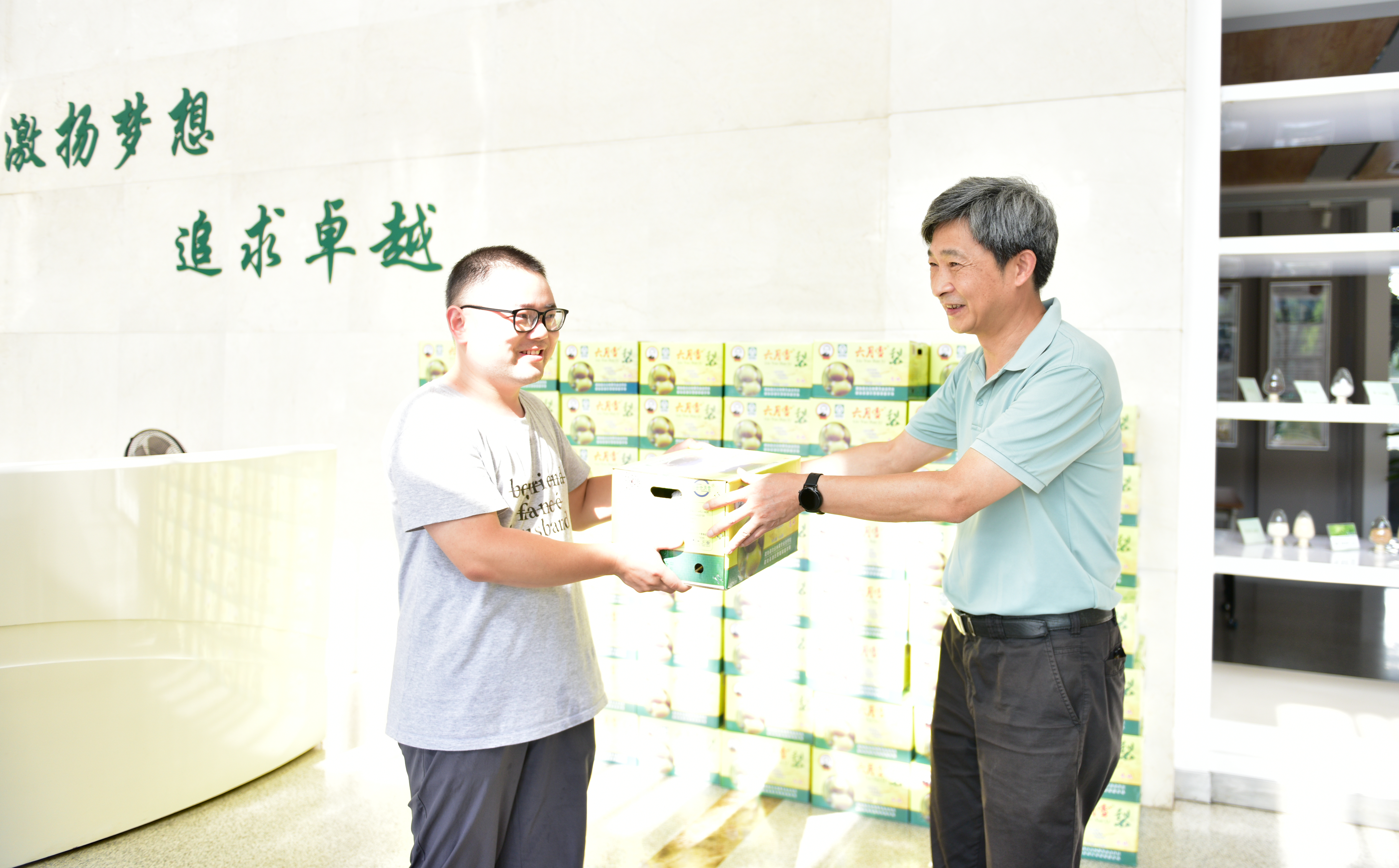 高翅慰问科研工作者(记者 吴晗 摄)