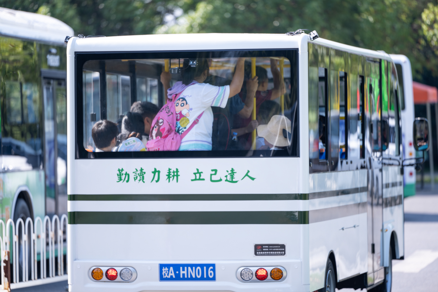 开往校园的校巴(学通社记者 高言曦 摄)-0892
