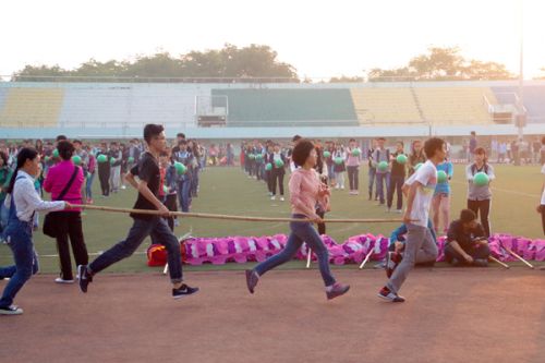 为运动会进行锻炼的学生