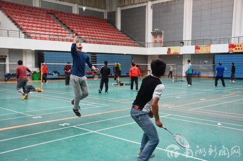 留校学生闲暇时在免费开放的体育馆内打球锻炼