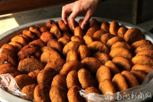 油炸糕,是北方家家户户过年时都要做的传统吃食