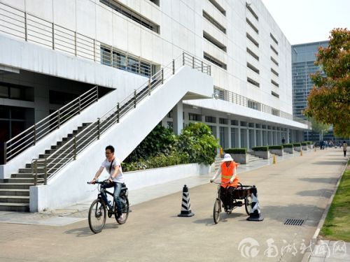 5.午后的空气有香甜的气息,晴朗的好天气自然有晴朗的好精神。不管是骑着自行车来自习的同学还是忙着打扫卫生的保洁阿姨都是三教前清新的风景。