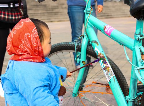 一位小朋友在车上涂鸦