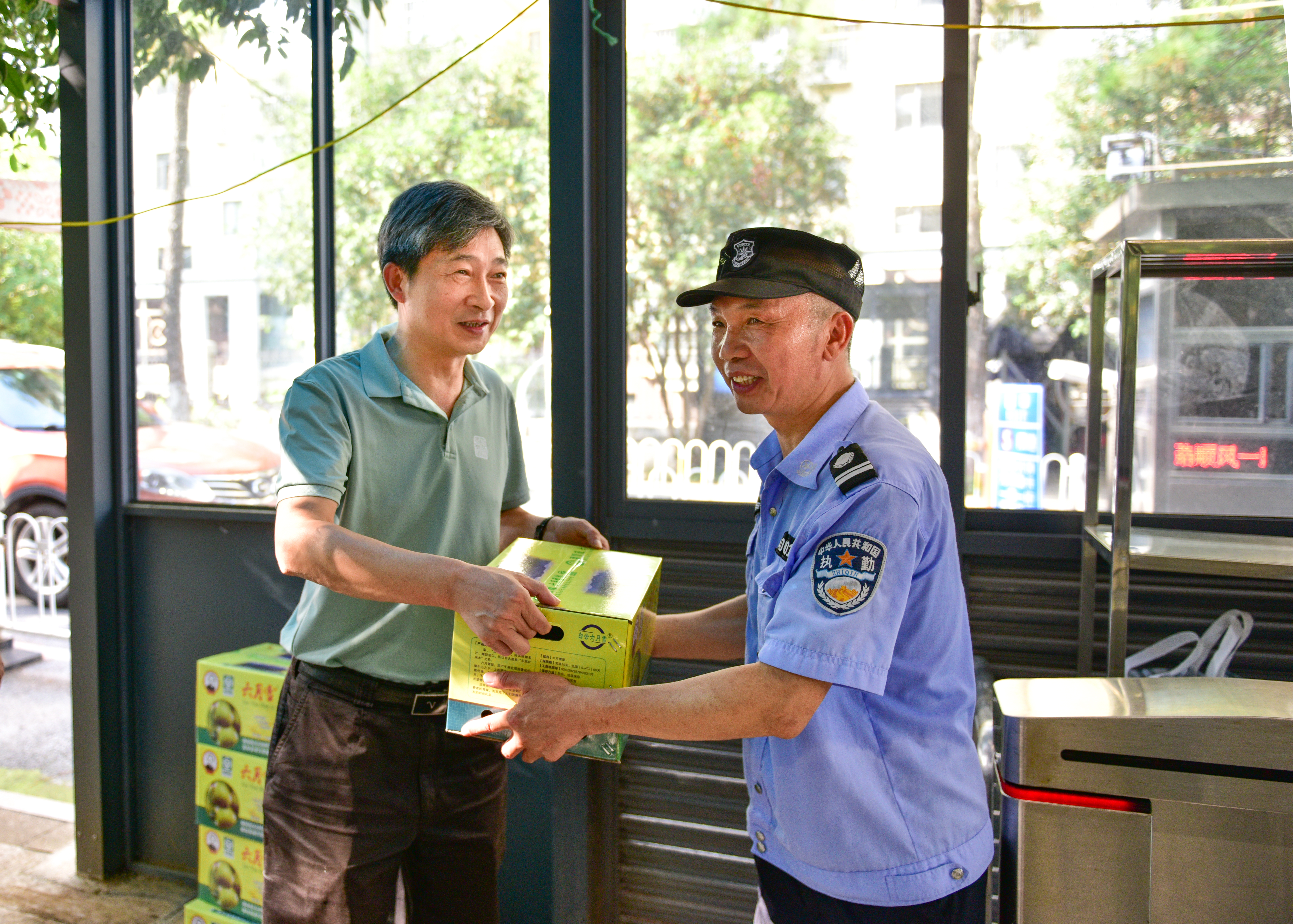 高翅慰问西北门门岗值守人员(记者 吴晗 摄)